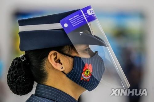 마스크 위에 얼굴 가림막을 착용한 필리핀 경찰. 2020.8.12 신화 연합뉴스