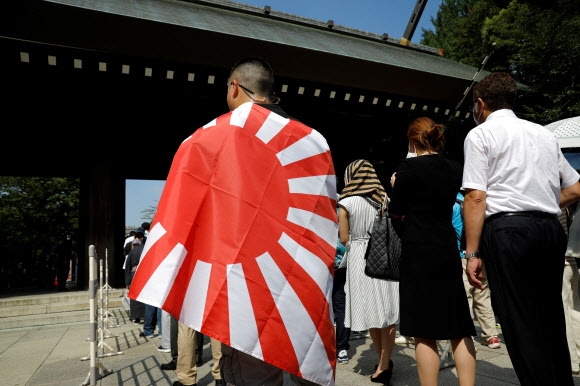 戦犯旗を掲げた日本人男性が、第二次世界大戦での日本敗戦75周年を記念して東京の靖国神社を訪れる番を待っています。 東京ロイター聯合ニュース