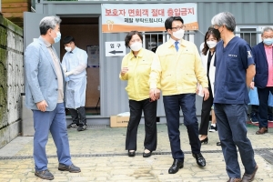 파주 스타벅스 야당점에서 확진자 13명 추가…누적 36명