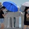 [포토] ‘우산 아니고 양산’ 폭염에 필수