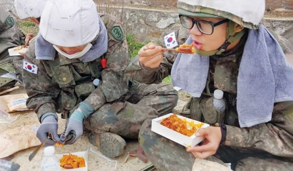 지난해 4월 육군 장병들이 강원 고성 산불 진화 작업 도중 보급받은 전투식량을 먹고 있다. 육군 페이스북 캡처