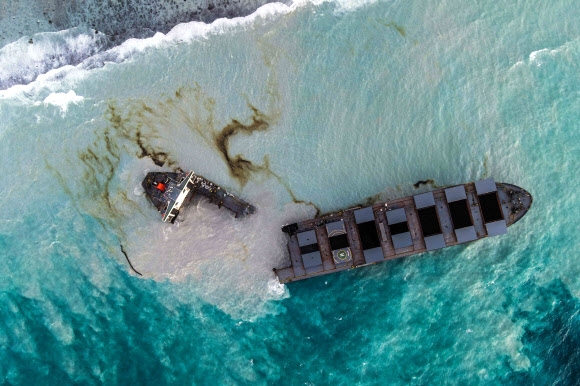 모리셔스 해안에서 좌초돼 기름 유출 사고를 일으킨 일본 선사의 화물선 와카시오호가 16일(현지시간) 두 동강이 난 채 바다 위에 떠 있다. 모리셔스 AFP 연합뉴스