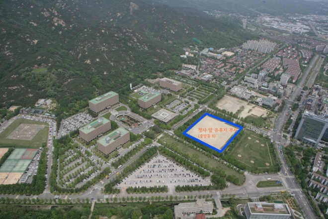 정부가 수도권 주택공급 방안으로 공공주택 개발 계획을 밝힌 과천청사 앞 유휴지 전경. 이번 정부의 계획에는 사진의 중앙동 5번지를 비롯해 바로 옆 4, 6번지도 포함됐다. 과천시 제공 