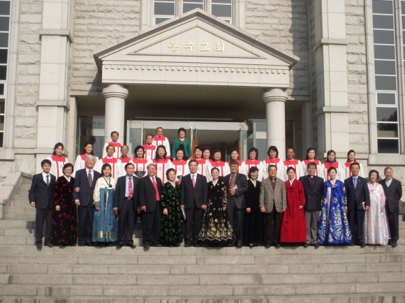 2011년 8월 북한 평양 봉수교회에서 남북 개신교 관계자들이 기념촬영을 하는 모습. 서울신문 DB
