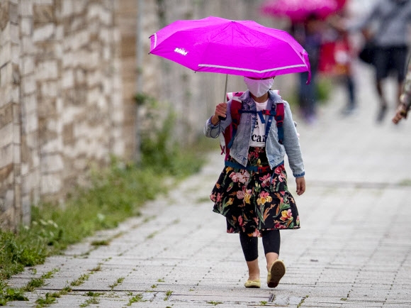 한 소녀가 17일(현지시간) 독일 프랑크푸르트에 있는 독일 연방 주 헤세에서 등교하면서 마스크를 착용하고 있다. AP 연합뉴스