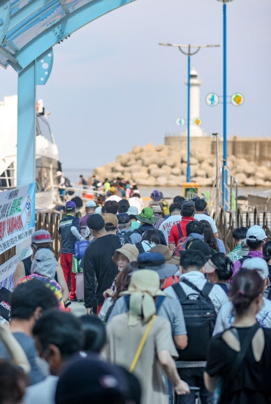 17일 오후 경북 울릉군 울릉도 저동항에서 승객들이 여객선을 타고 있다. 서울 사랑제일교회와 관련, 확진 판정을 받은 10대 청소년이 울릉도를 다녀간 것으로 확인돼 방역당국에 비상이 걸렸다. 울릉 연합뉴스