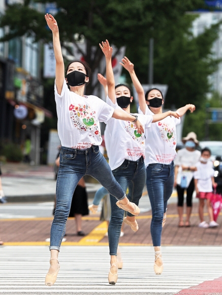 횡단보도 위 발레 축제