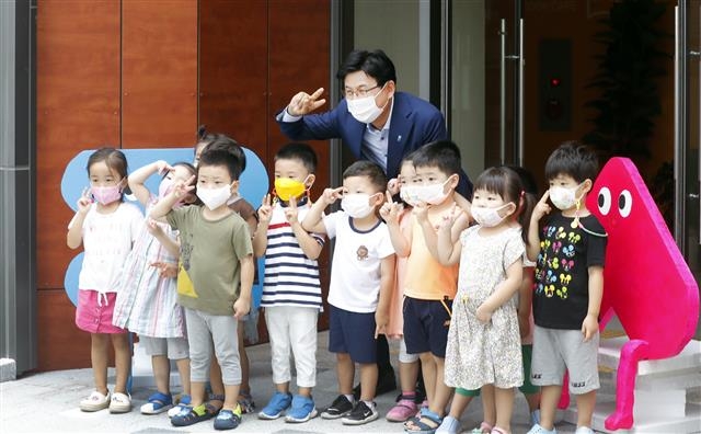 박성수(뒷줄) 송파구청장이 지난 13일 송파구 풍납동 ‘잠실 올림픽아이파크 어린이집’에서 원생들과 기념촬영을 하고 있다.  송파구 제공