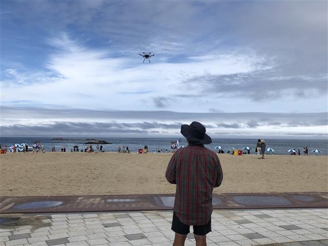 강원 강릉 경포해수욕장의 거리두기 방송용 드론.  강릉시 제공