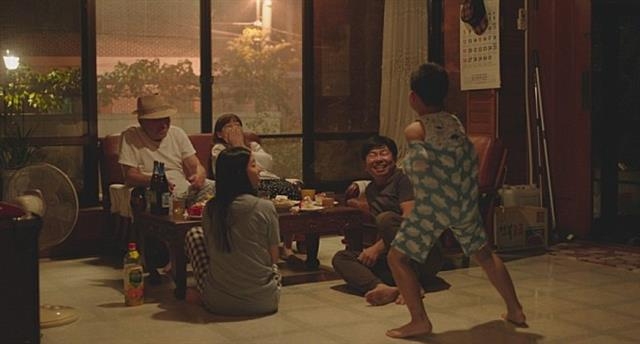 영화 ‘남매의 여름밤’은 여름이라는 계절이 가진 색채와 뜻밖의 가족 상봉, 삭막한 현실을 담백하고 따듯한 시선으로 풀어놓는다. 그린나래미디어 제공