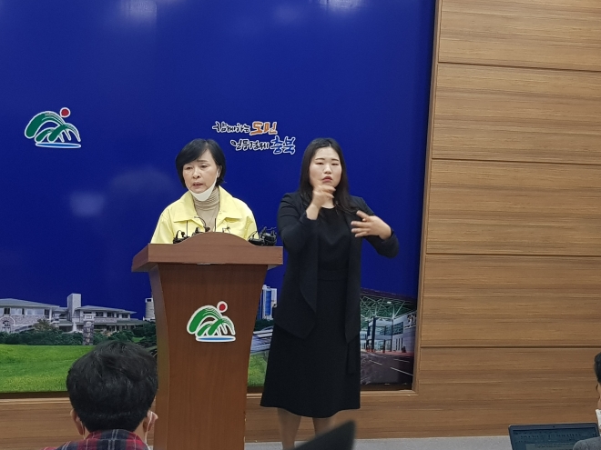 전정애(왼쪽) 충북도 보건복지국장이 코로나19 추가 확진자 브리핑을 하고 있다. 남인우기자