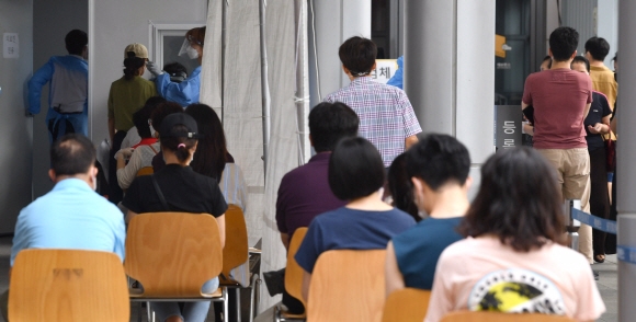 18일 코로나 확진자가 발생한 서울 세브란스 병원 안과병동이 폐쇄된 가운데 세브란스 선별진료소에 사람들이 가득하다. 2020.8.18 박지환기자 popocar@seoul.co.kr
