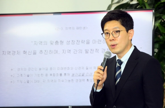 통합당 10대 정강정책 설명하는 김병민 특위원장