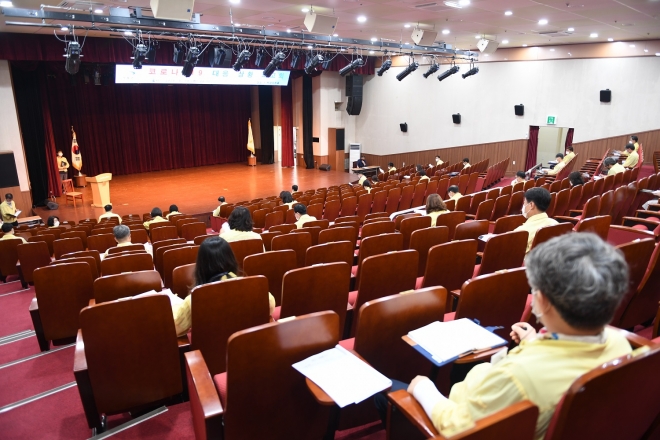 부산 기장군이 최근 부산에서 코로나19 재확산조짐을 보이자 18일 오전 오규석 기장군수 주재로 ‘코로나19 대응 상황 보고회’를 열고 있다.<부산 기장군 제공>. 