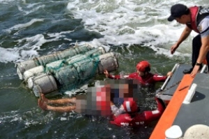 [포토] 스티로폼 뗏목 타고 해수욕 즐기다 ‘잠들어 표류’