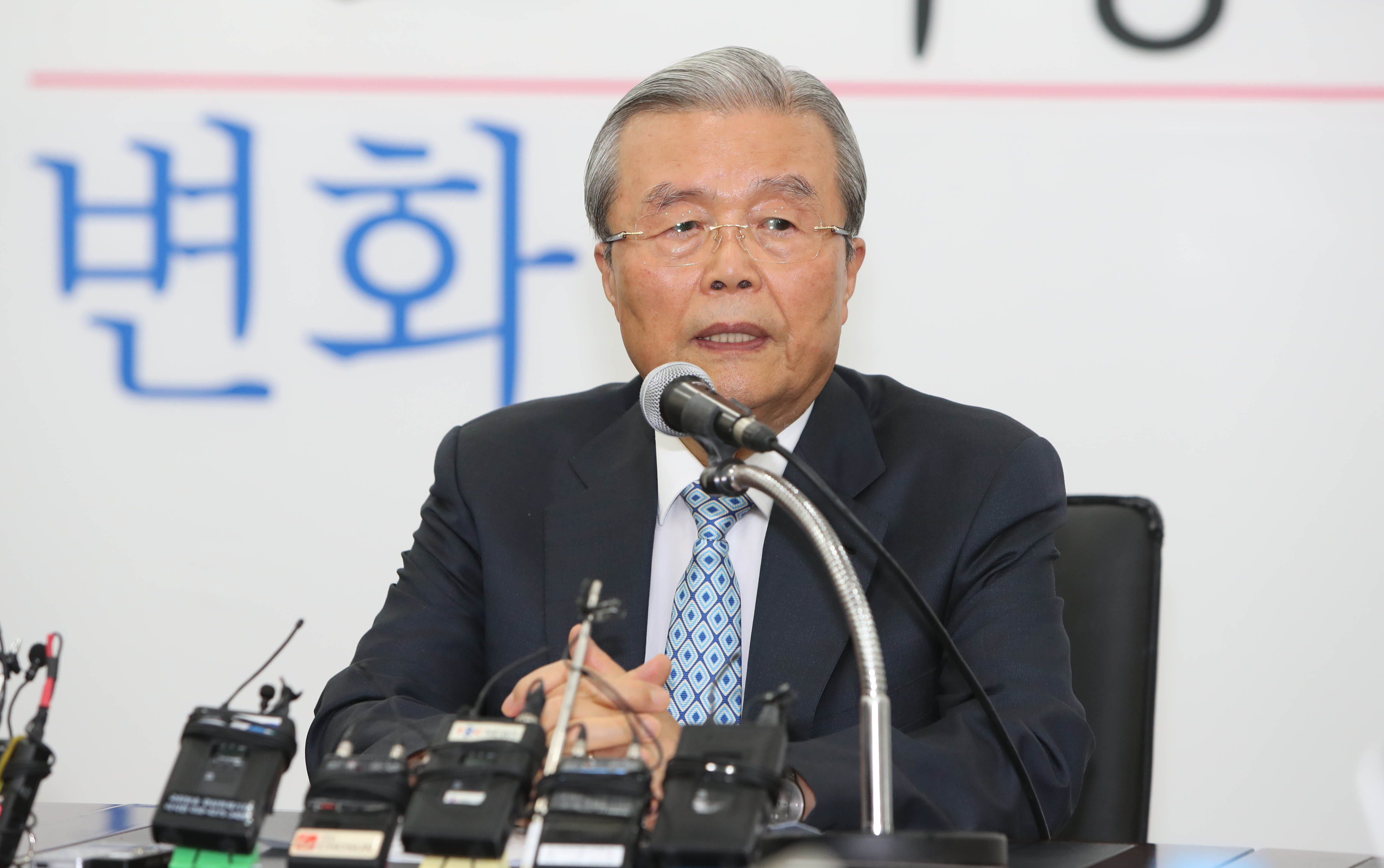 신경전 벌였지만… 文대통령·김종인 단독회담 가능성도 | 정치
