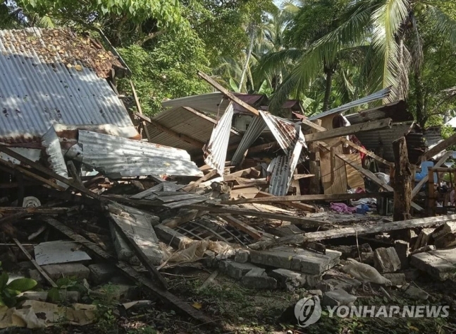 필리핀 중부 규모 6.6 강진으로 붕괴한 주택 필리핀 적십자사 제공/AP 연합뉴스