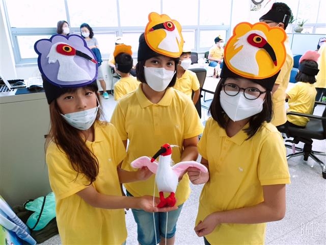 지난 5월 환경부와 문화재청이 주최한 ‘우포따오기 야생 방사 행사’에 참여한 경남 창녕군 유어초등학교 학생들. 경남교육청 제공