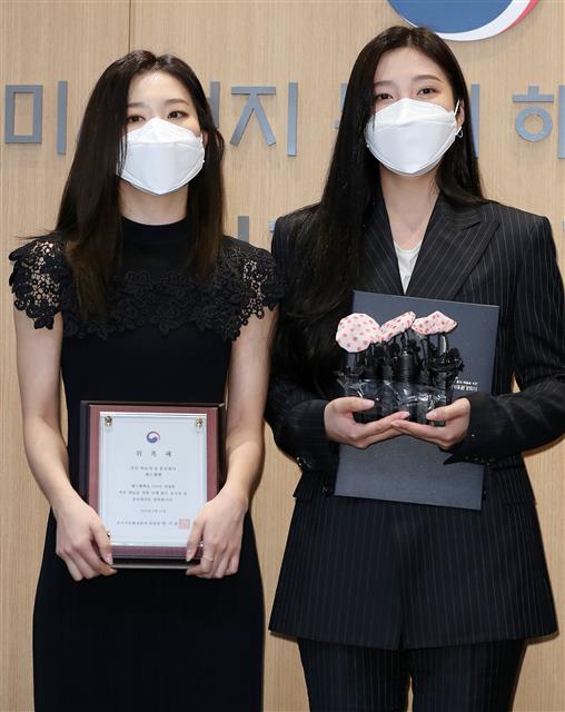 레드벨벳 슬기-조이 ‘푸른 하늘을 위해 열심히 홍보할게요’  걸그룹 레드벨벳 슬기와 조이(오른쪽)가 19일 오전 서울 종로구 국가기후환경회의에서 열린 푸른 하늘의 날 홍보대사 위촉식에서 인사말을 하고 있다. 2020.8.19/뉴스1