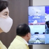 유은혜 “코로나 확산 무서워, 비수도권도 ‘3분의2 등교’”(종합)