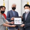 [서울포토]성명서 전달받는 복기왕 국회의장비서실장