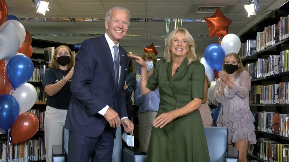 조 바이든 민주당 후보(왼쪽)가 18일(현지시간) 이틀째 전당대회에서 공식 후보 지명된 뒤 부인 질 바이든과 함께 기뻐하는 모습. AP