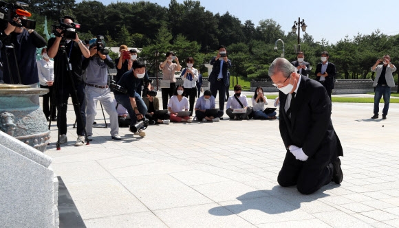 미래통합당 김종인 비상대책위원장이 19일 오전 광주 국립5·18민주묘지에서 당 관계자들과 함께 참배하고 있다. 광주 연합뉴스