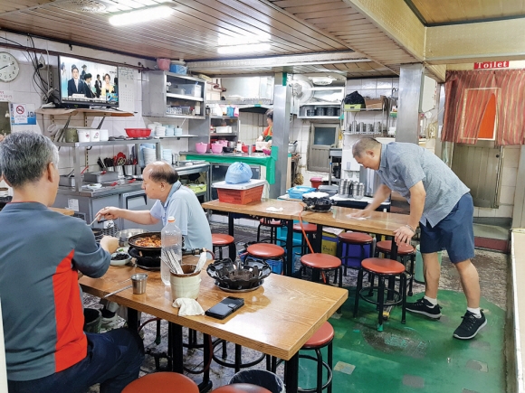 저녁식사 시간인 19일 오후 7시 이근재(56·오른쪽)씨가 운영하는 서울 종로3가 한식당 ‘왕벌’에는 총 12개 중 1개 테이블에만 손님이 찼다. 특별취재팀