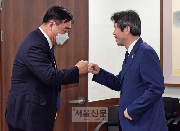 이인영 통일부 장관(오른쪽)이 19일 서울 세종로 정부서울청사에서 싱하이밍 주한 중국대사와 만나 인사를 하고 있다. 2020. 8. 19 박윤슬 기자 seul@seoul.co.kr