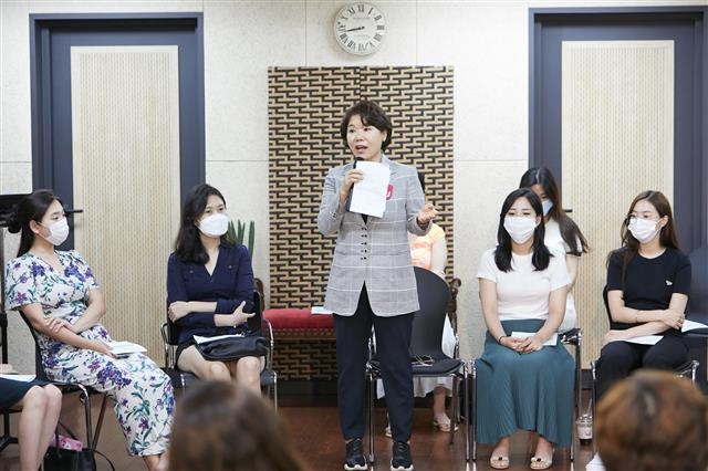 지난달 21일 서울 서초동에 있는 복합문화공간 쿤스트하우스에서 열린 미래통합당 청년예술인 타운홀 미팅에서 조은희(가운데) 서초구청장이 청년예술인 지원정책을 알리고 있다. 이 자리에는 구 지원을 받는 청년예술인도 참석했다. 서초구 제공