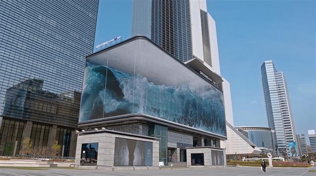 강남구에서 진행하는 온택트 마라톤이 중개될 SM타운의 외벽. 강남구 제공