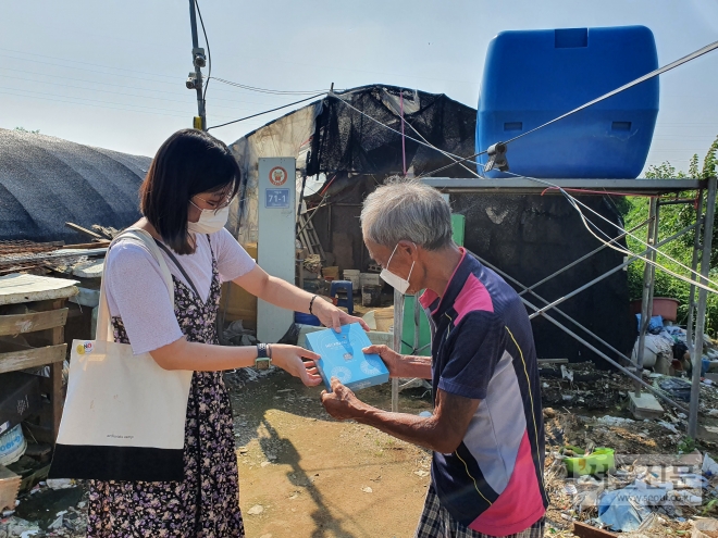 광명시가 폭염에 대비할 수 있게 고령 취약계층에게 냉방용품을 지원했다. 광명시 제공 