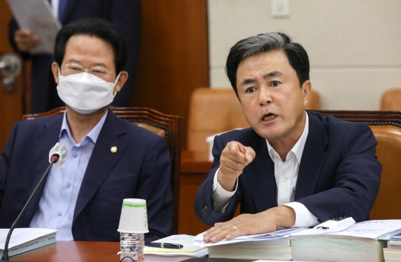 김경협 의원과 논쟁하는 김태흠 의원