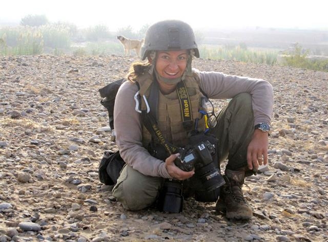 취재 지역에서 최대한 여자 티가 나지 않게 군인 복장으로 다녔던 저자. radio wpsu·니콘 USA 홈페이지 캡처
