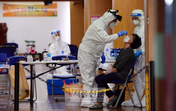 19일 서울 중랑구 금란교회에 설치된 선별진료소에서 교인이 신종 코로나바이러스 감염증(코로나19) 검사를 받고 있다.       중랑구와 금란교회 등에 따르면 사랑제일교회 방문자로 확진 판정을 받은 금란교회 교인 A씨가 지난 12일 저녁과 13∼14일 새벽에 금란교회 예배에 참석한 것으로 확인됐다. 2020.8.19 정연호 기자 tpgod@seoul.co.kr