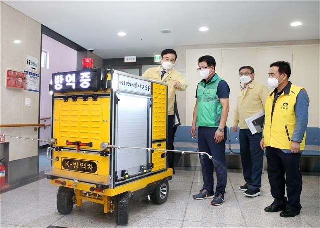이동진(왼쪽 첫 번째) 서울 도봉구청장이 지난 19일 도봉동의 장애인종합복지관에서 ‘K-방역차’를 직접 운전하며 소독을 하고 있다. 도봉구 제공