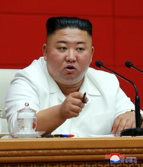 지난 19일 당 전원회의를 주재하고 있는 김정은 북한 국무위원장. 연합뉴스