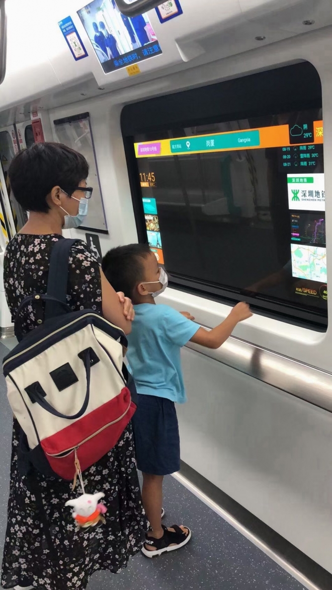 중국 심천 지하철에 설치된 투명 OLED