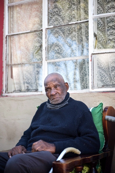 1904년 5월 8일(이하 현지시간) 태어나 22일 세상을 떠난 남아프리카공화국 최장수 할아버지 프레디 블롬이 케이프타운 근처 델프트 자택에서 116번째 생일 날 영정 사진의 포즈를 취하고 있다. AFP 자료사진 연합뉴스 