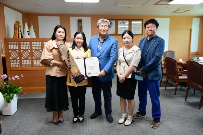 가야금 천재소녀 박고은(왼쪽 두번째) 양이 곽용환 고령군수로부터 청소년 가야금 홍보대사 위촉장을 받은 뒤 기념사진을 찍고 있다. 고령군 제공