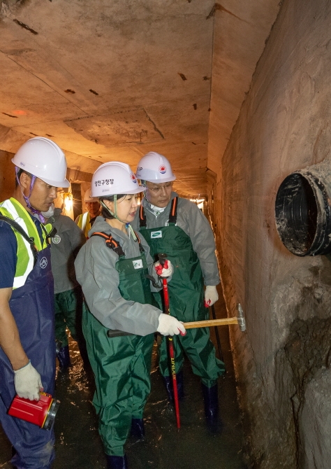 김수영(가운데) 서울 양천구청장이 2015년 관내 신길운수 앞 저지수로 하수박스 현장 점검하고 있다. 양천구 제공
