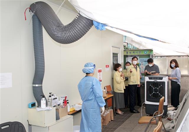 이창우(오른쪽 두 번째) 동작구청장이 지난 19일 동작구보건소 선별진료소 현장을 방문해 점검하고 있다. 동작구 제공