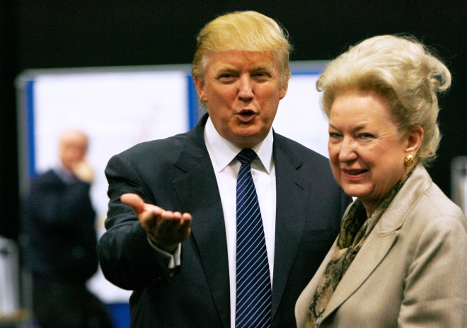 2018년 6월 도널드 트럼프(왼쪽) 미국 대통령이 영국 스코틀랜드 애버딘에 있는 자신의 골프장에서 친누나인 메리앤 트럼프 배리와 함께 하는 모습. 로이터 연합뉴스