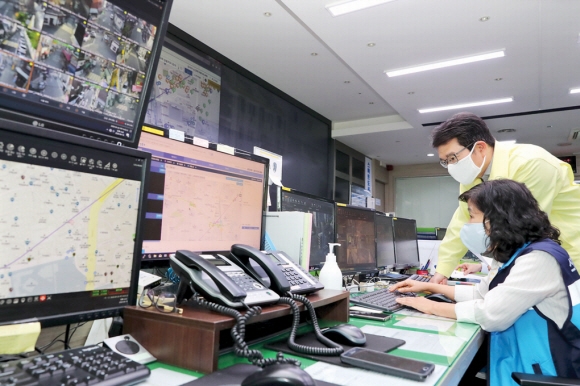 정원오 서울 성동구청장이 지난 21일 구청 5층에 위치한 ‘성동스마트도시통합운영센터’를 찾아 센터 업무 상황을 점검하고 있다. 성동구 제공