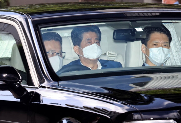 건강 이상설이 나돌고 있는 아베 신조(安倍晋三) 일본 총리가 24일 오전 승용차 편으로 도쿄 게이오 대학 병원에 도착하고 있다.  AFP 연합뉴스