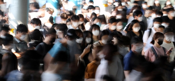 24일 오전 지하철 신도림역에서 시민들이 마스크를 쓰고 이동하고 있다. 서울시는 이날 서울 전역 실내외 마스크 의무착용 행정명령을 내렸다. 2020.8.24 연합뉴스