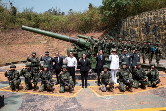 차이잉원 대만 총통이 23일 진먼 포격전 62주년을 맞아 추모 행사에 참석해 포즈를 취하고 있다. 진먼 EPA 연합뉴스
