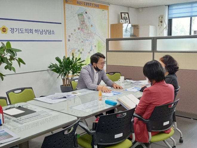 추민규 도의원, 경기도의회 하남상담소서 간담회 중