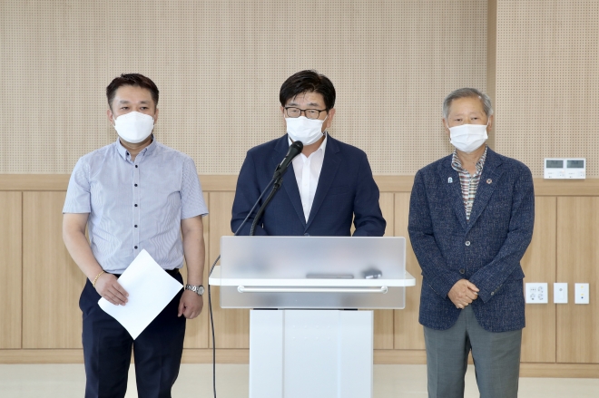 조정철(가운데) 이천시 화장시설건립추진위원회 위원장이 24일 오후 중리동 행정복지센터 대회의실에서 이천시립 화장시설 최종 후보지를 부발읍 수정리로 선정해 발표하고 있다. 이천시 제공 