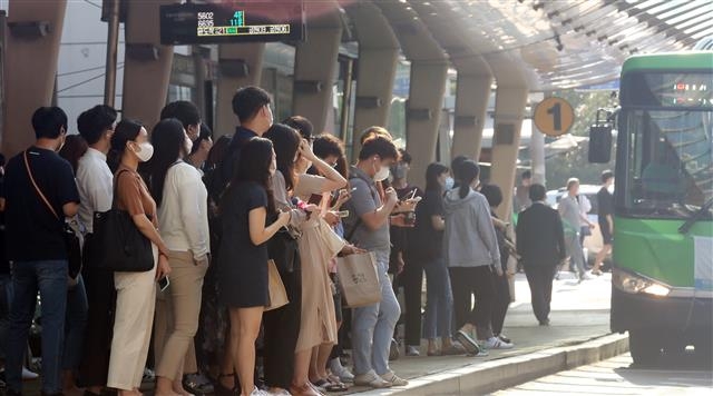 마스크는 썼지만… 거리두기 사각지대 ‘출근길’ 